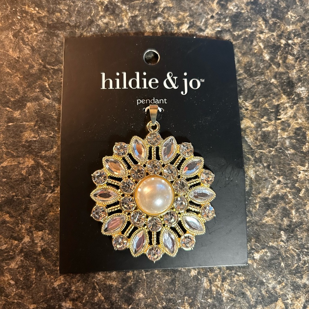 NWT Hildie & Jo Sparkly Pendant